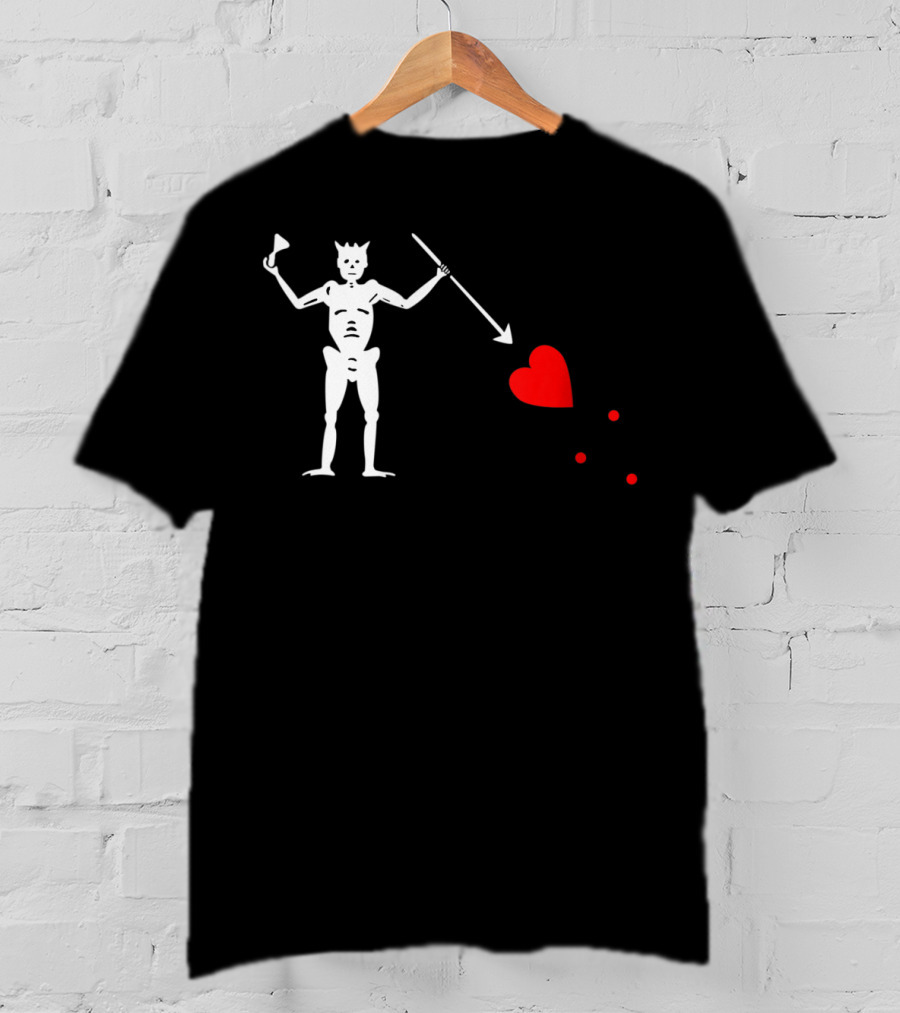 Skeleton With Spear And Heart On Blackbeard's Jolly Roger Pirate Flag T-Shirt