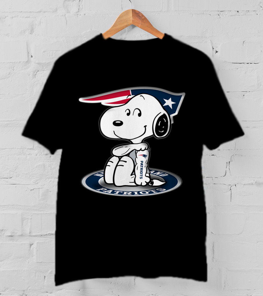 Snoopy New England Patriots Fan With Team T-Shirt
