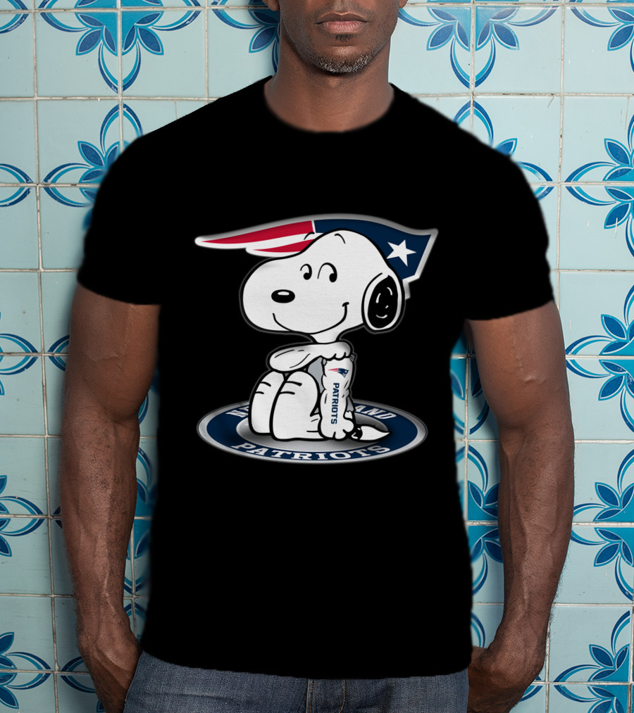 Snoopy New England Patriots Fan With Team T-Shirt