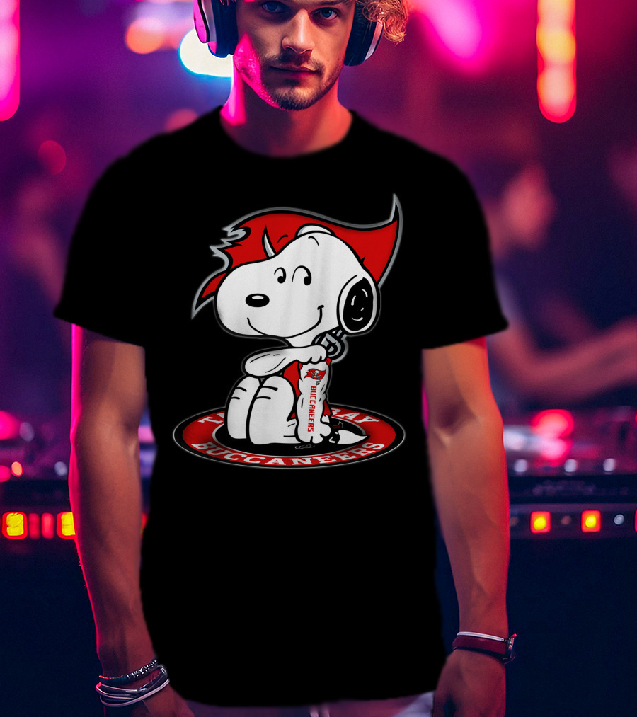 Tampa Bay Buccaneers Snoopy Fan T-Shirt