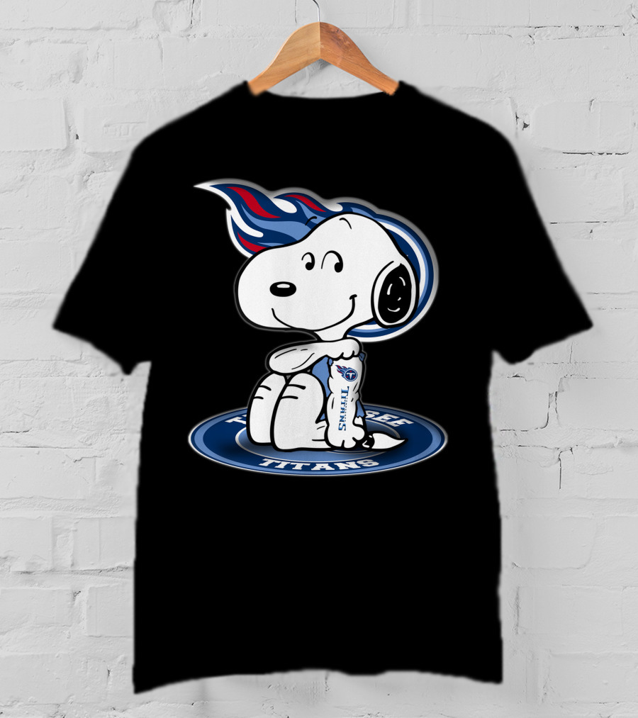 Tennessee Titans Snoopy Holding Football T-Shirt