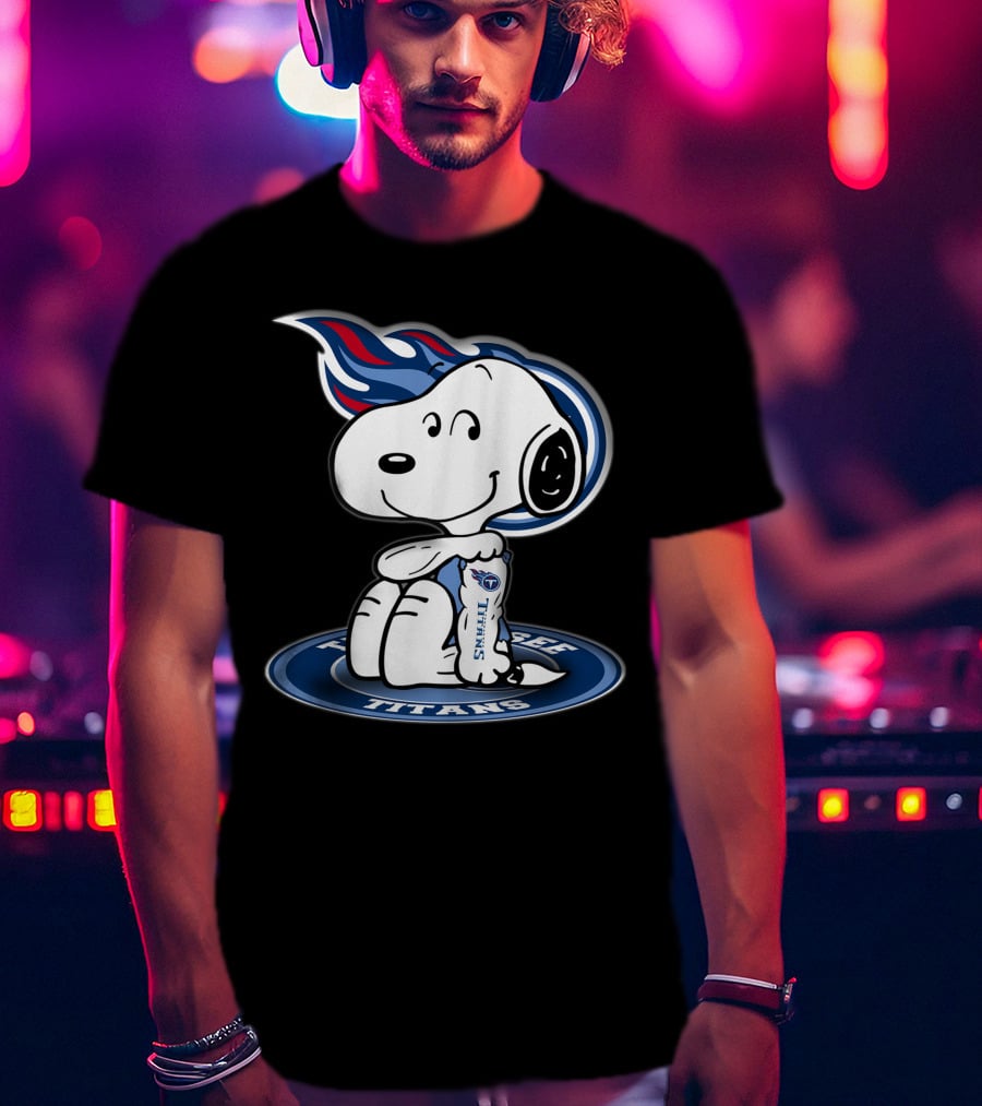 Tennessee Titans Snoopy Holding Football T-Shirt