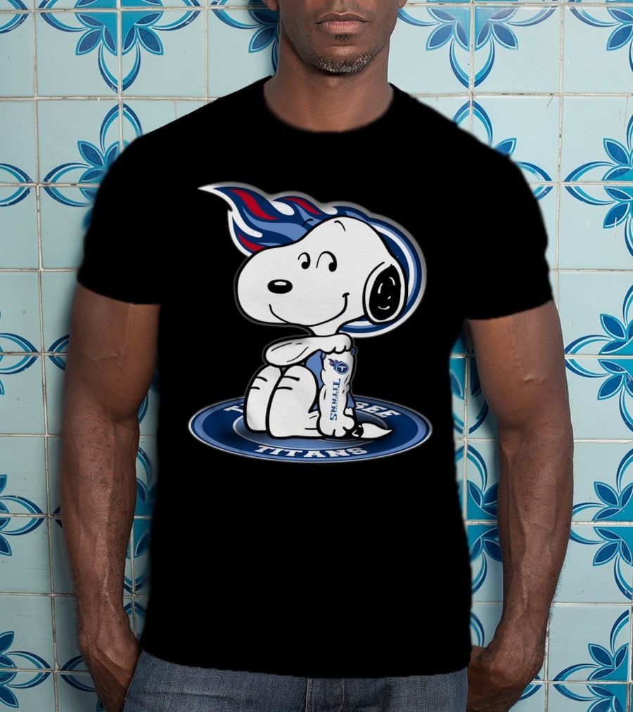 Tennessee Titans Snoopy Holding Football T-Shirt