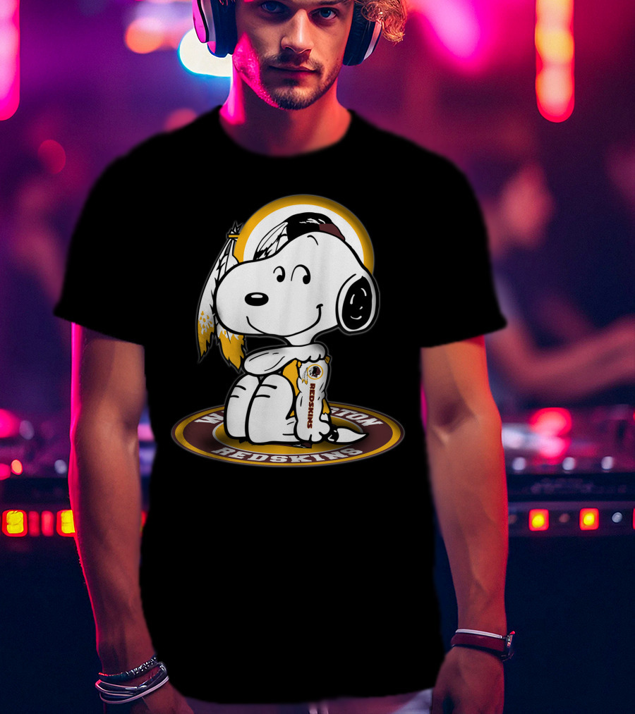 Snoopy Hugging Football Trophy Washington Redskins Sports T-Shirt