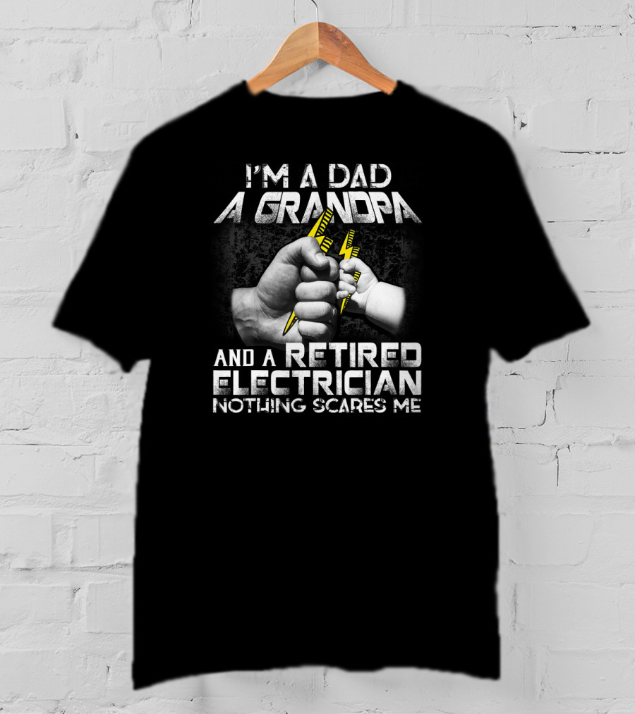 I'm A Dad A Grandpa And A Retired Electrician Nothing Scares Me Fist Bump Lightning Bolts T-Shirt
