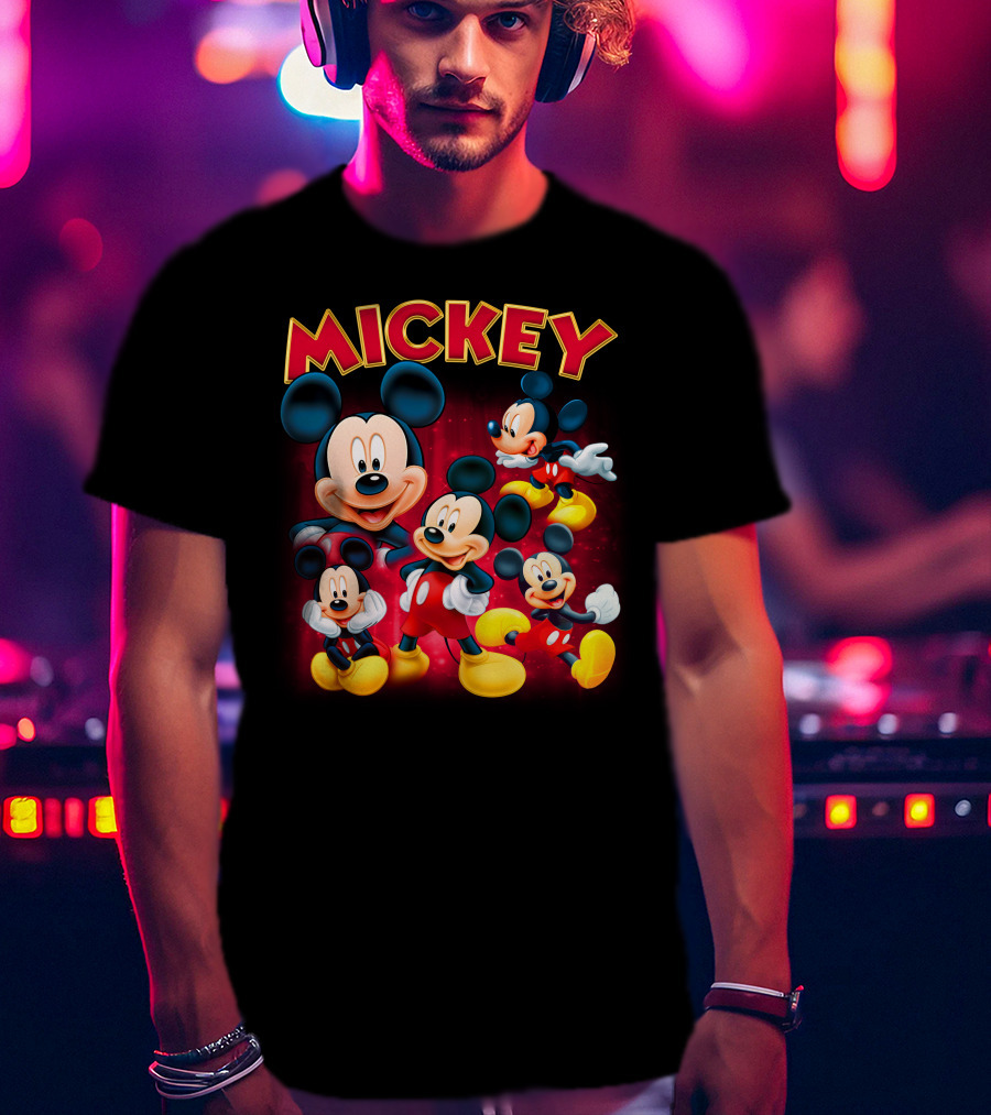 Mickey Czerwono-Żółty Napis Z Kilkoma Klasycznymi Postaciami W Różnych Pozach Na Ciemnym Tle T-Shirt