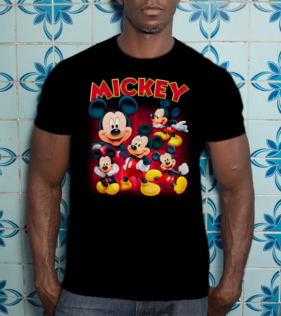 Mickey Czerwono-Żółty Napis Z Kilkoma Klasycznymi Postaciami W Różnych Pozach Na Ciemnym Tle T-Shirt