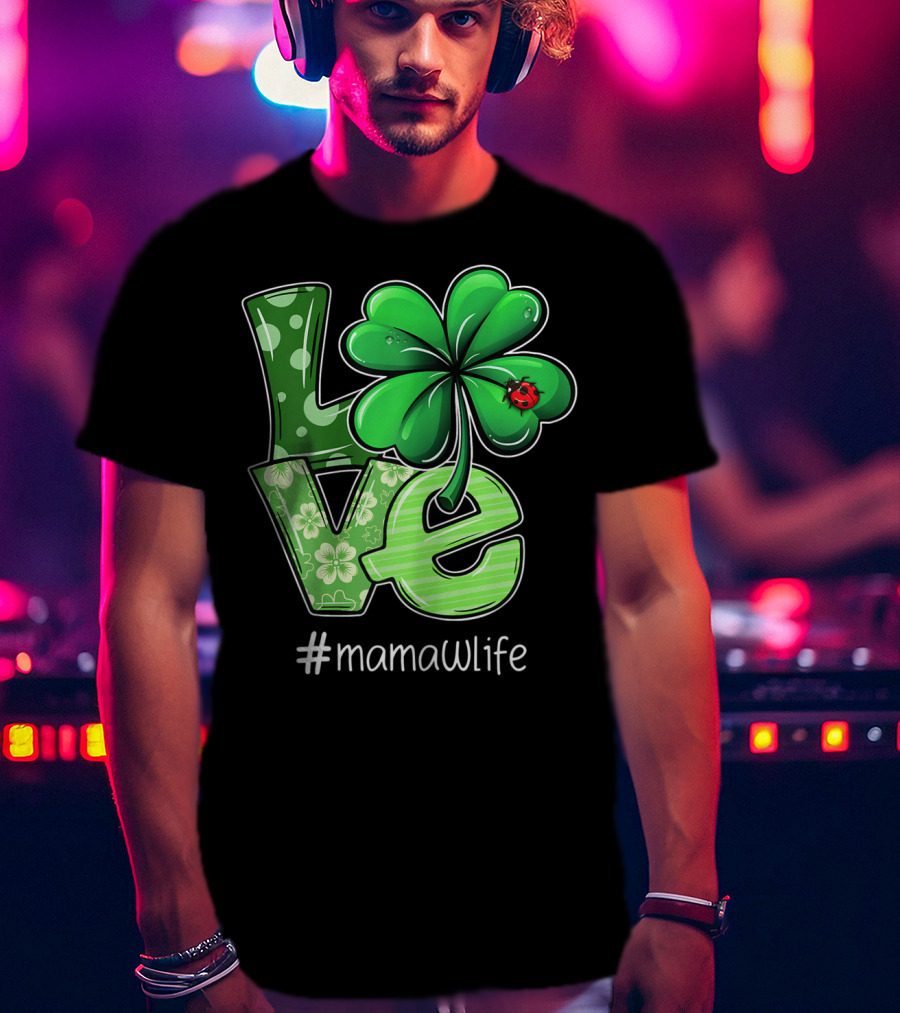 St Patricks Day LOVE Shamrock Clover Ladybug #mamawlife T-Shirt