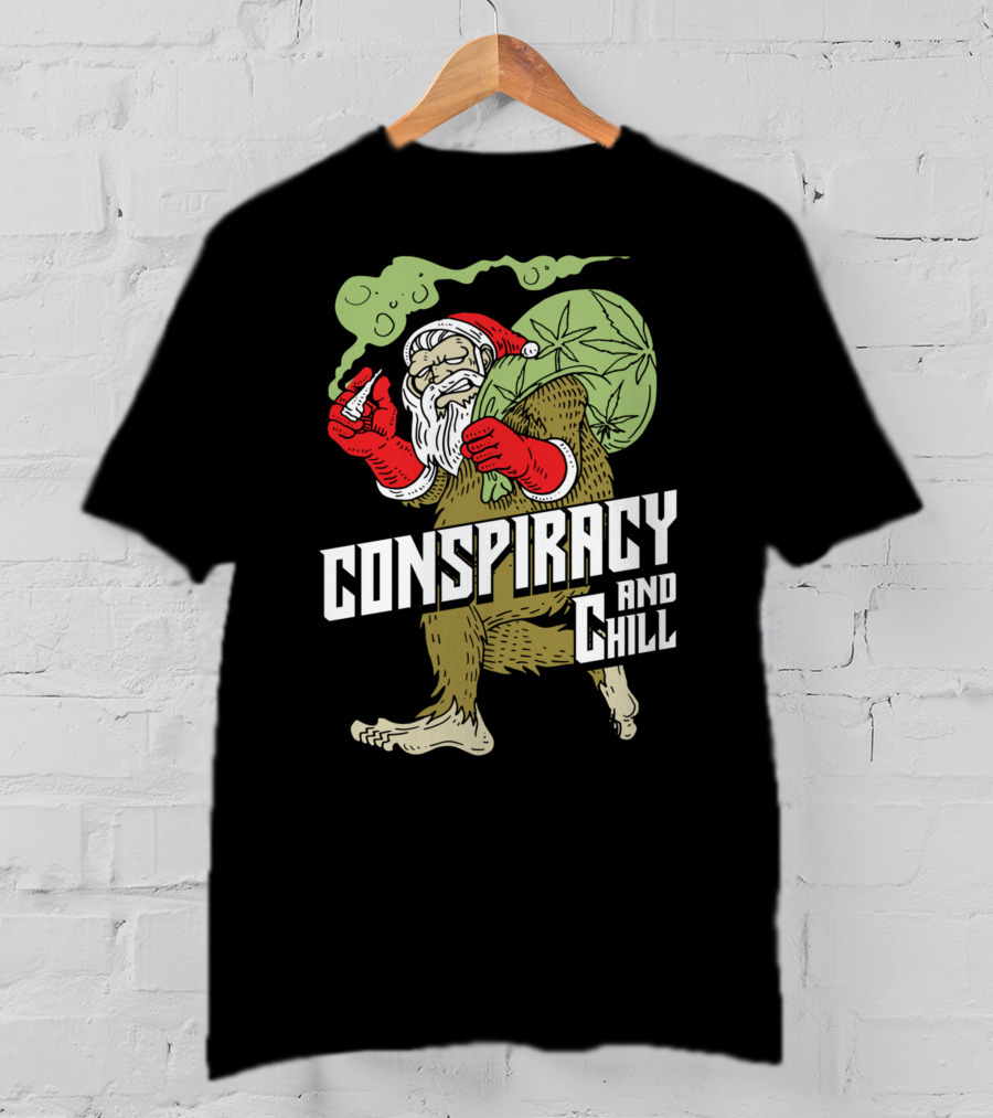 Conspiracy And Chill Bigfoot Weihnachtsmann Raucht Gras Fun Santa Bigfoot Smoking Christmas Weed T-Shirt