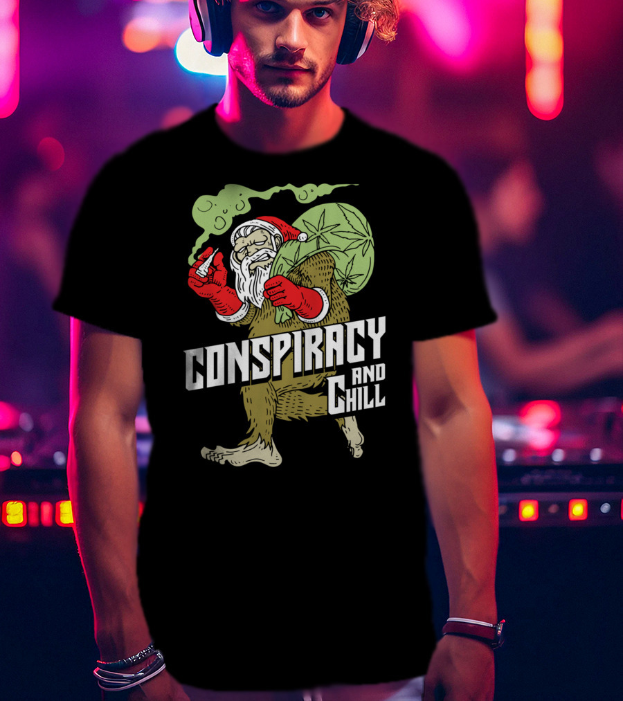 Conspiracy And Chill Bigfoot Weihnachtsmann Raucht Gras Fun Santa Bigfoot Smoking Christmas Weed T-Shirt