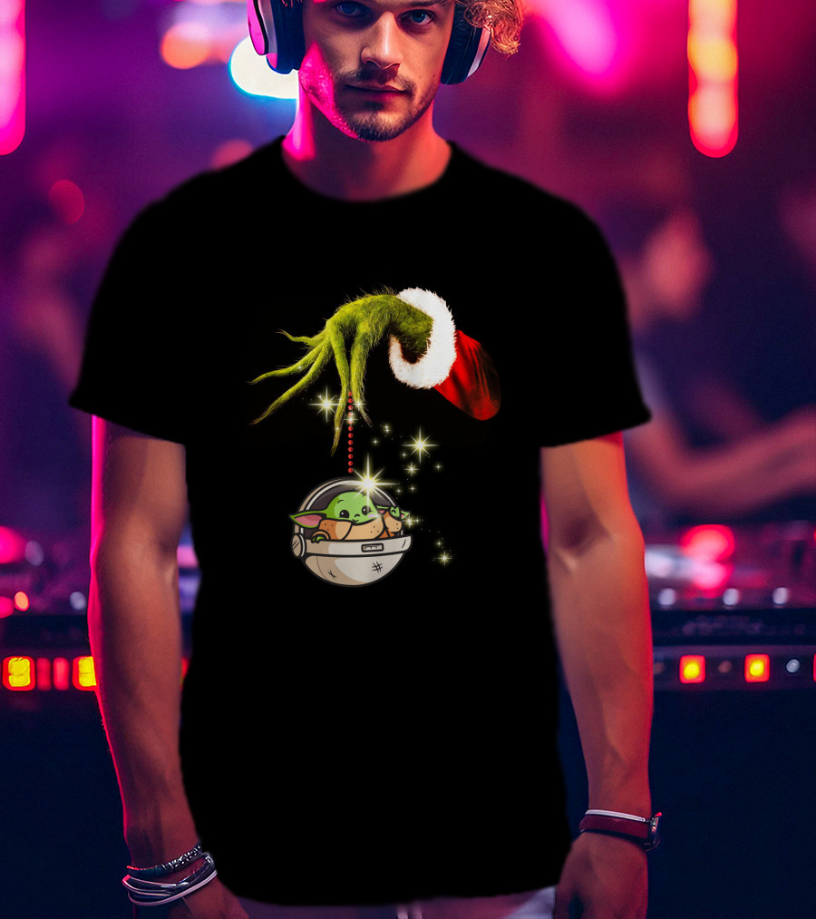 Grinch Hand Holding Baby Yoda Christmas T-Shirt