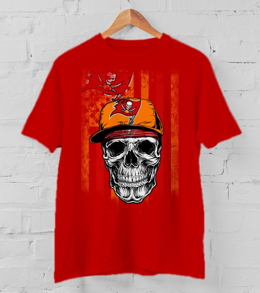 Tampa Bay Buccaneers Skull In Cap With Pirate Flag T-Shirt