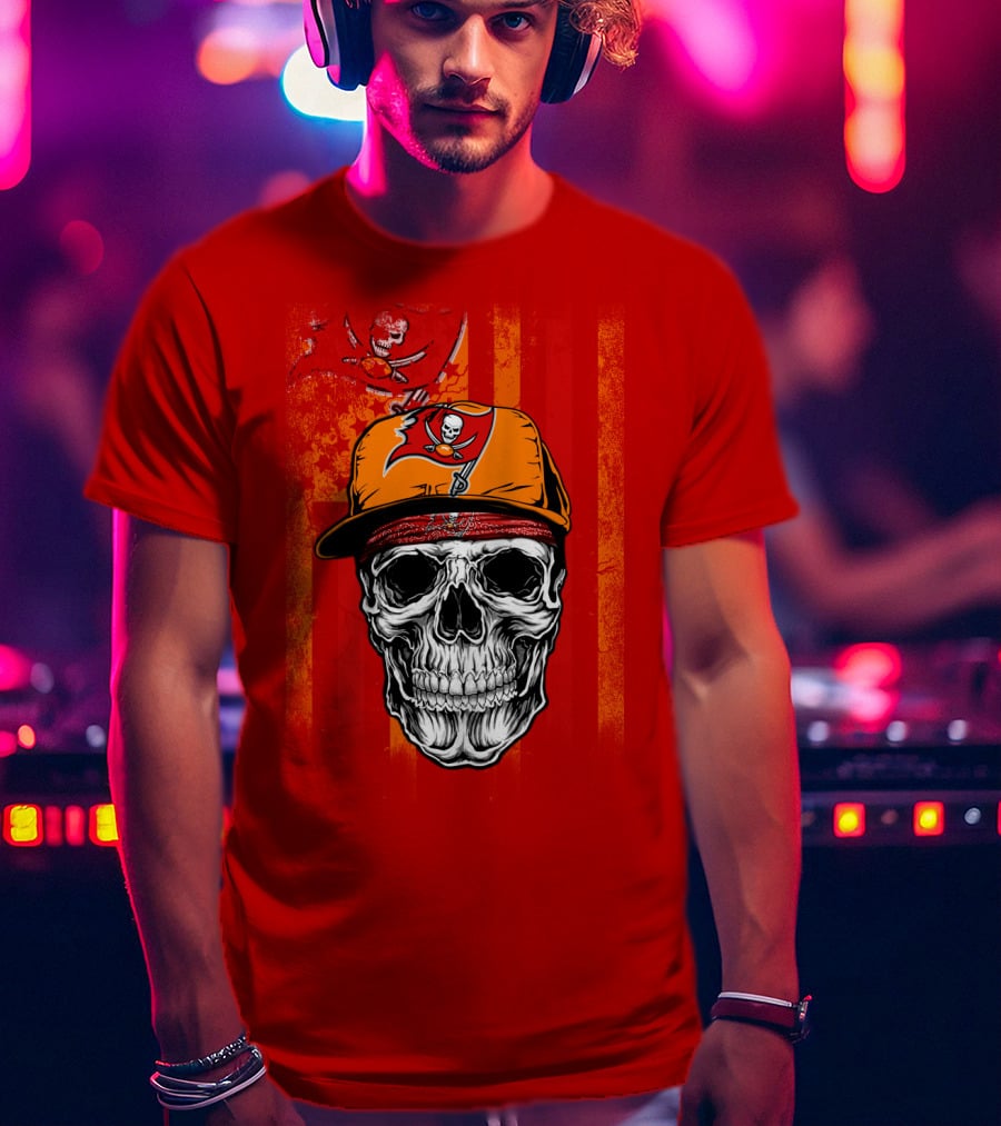 Tampa Bay Buccaneers Skull In Cap With Pirate Flag T-Shirt