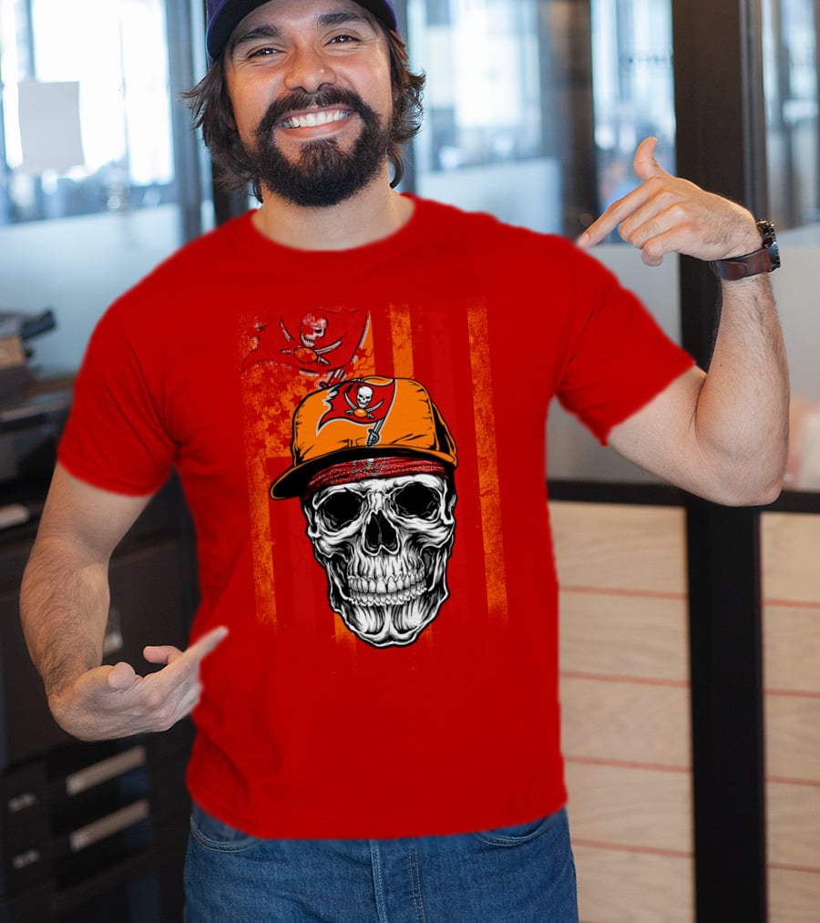 Tampa Bay Buccaneers Skull In Cap With Pirate Flag T-Shirt