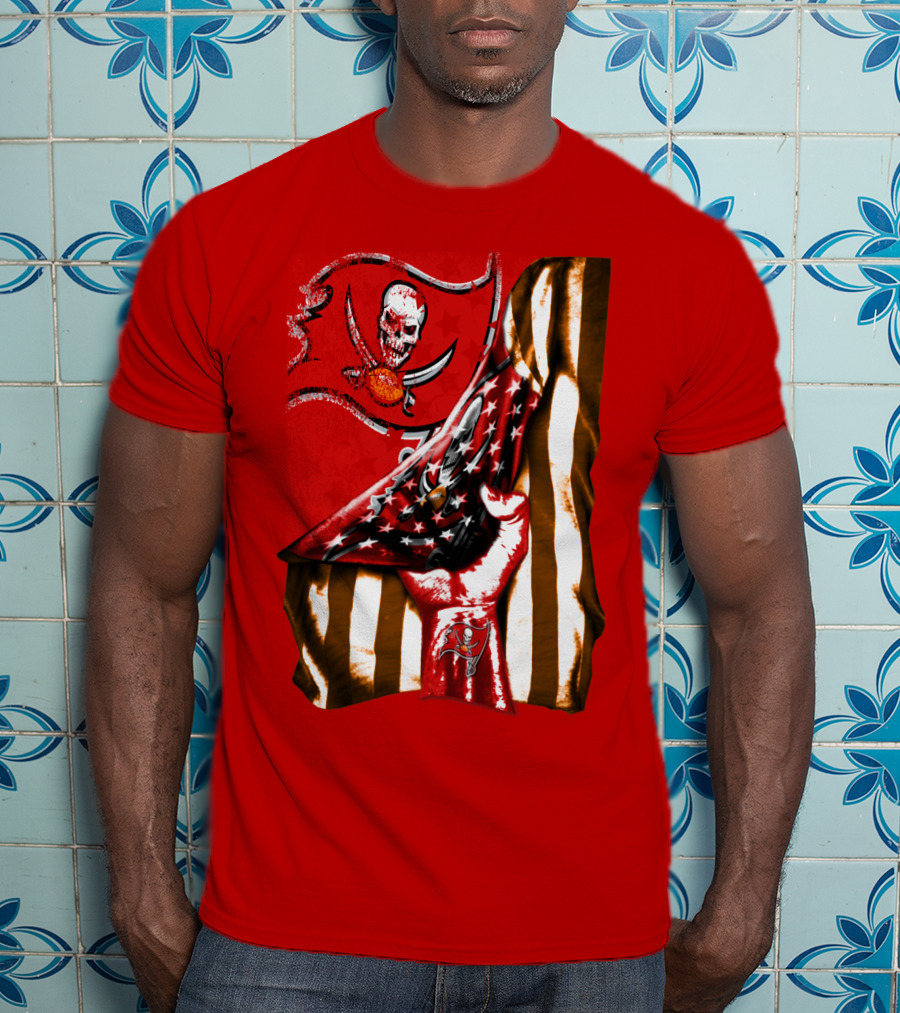 Tampa Bay Buccaneers Skull Flag And Hand With Stars And Stripes T-Shirt