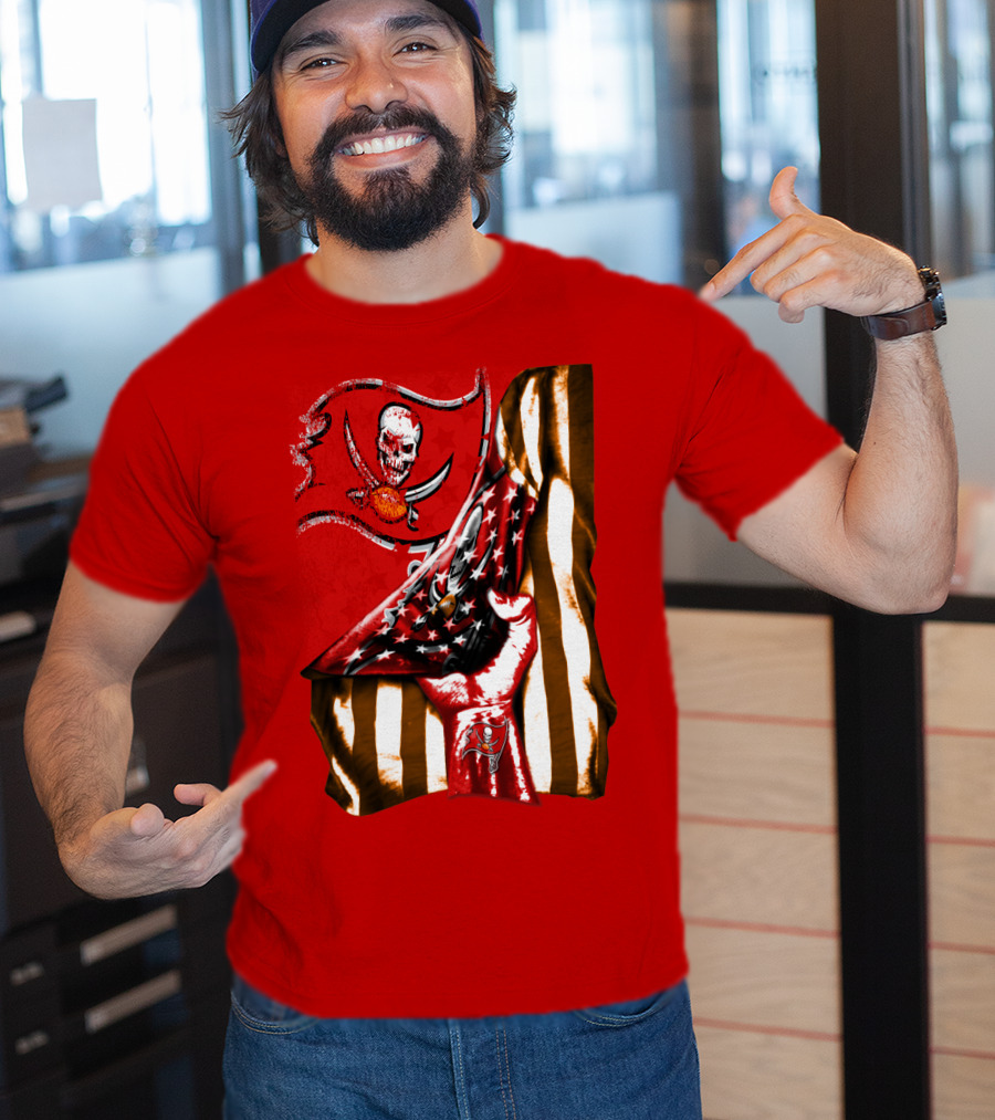 Tampa Bay Buccaneers Skull Flag And Hand With Stars And Stripes T-Shirt