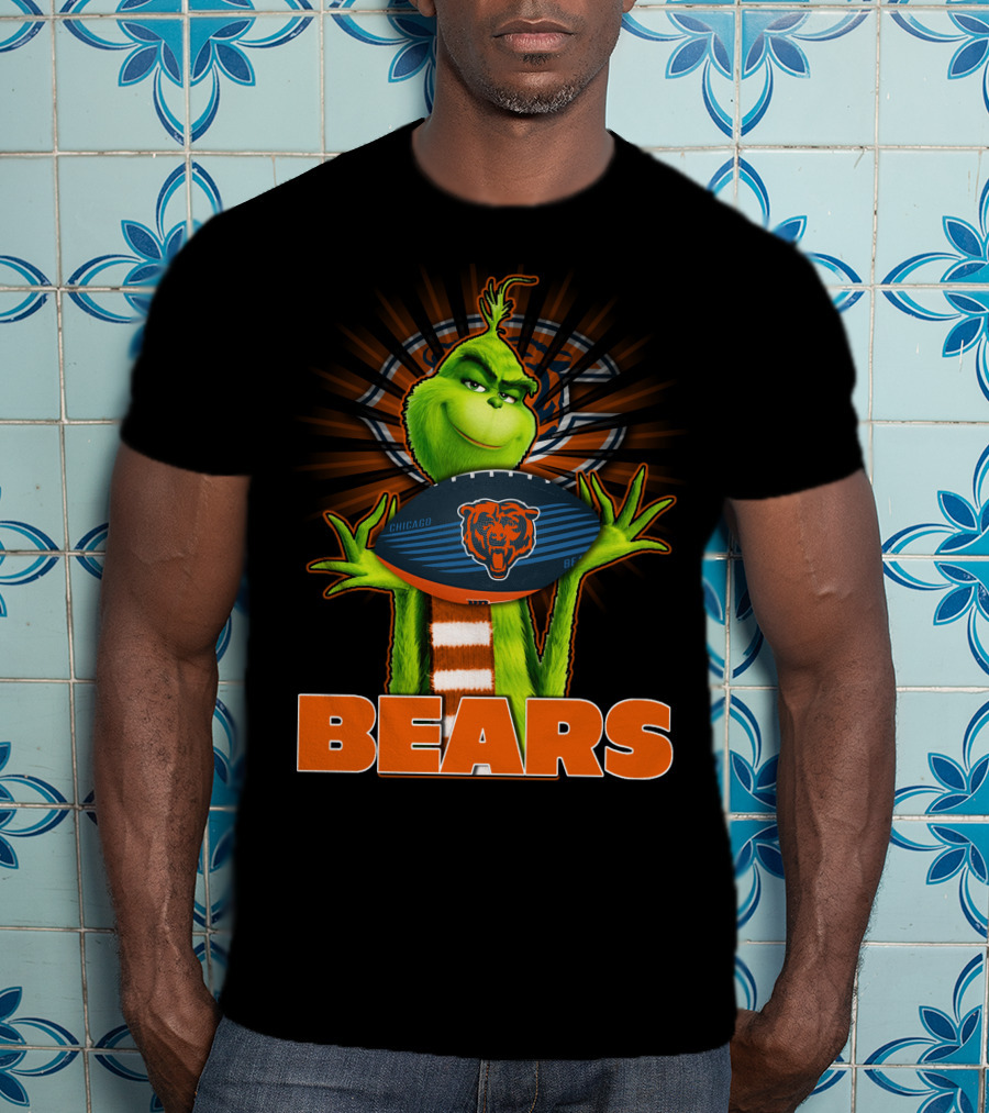 Grinch With Chicago Bears Football T-Shirt