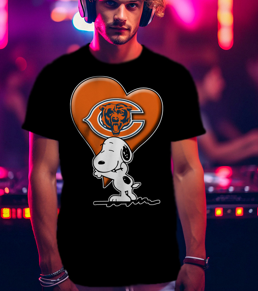 Snoopy Heart Chicago Bears Retro Logo Hug T-Shirt