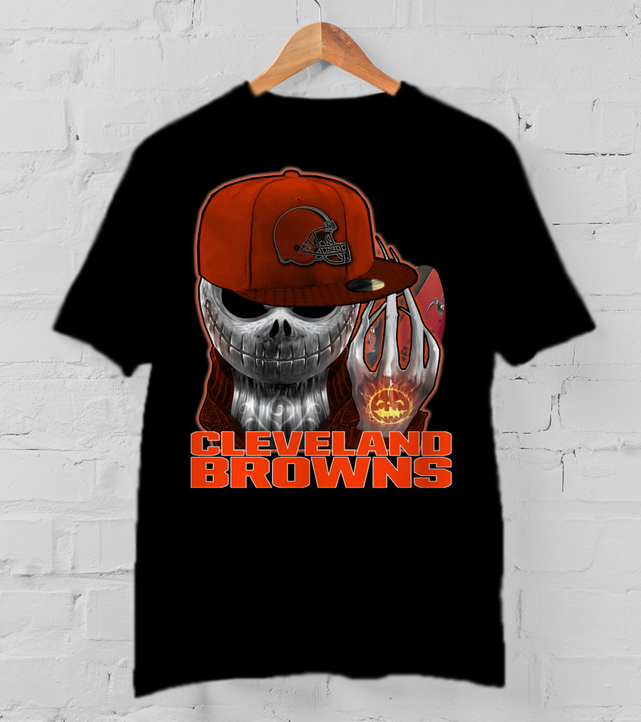 Jackskull CLEVELAND BROWNS Skull In Hat And Glowing Pumpkin Football T-Shirt