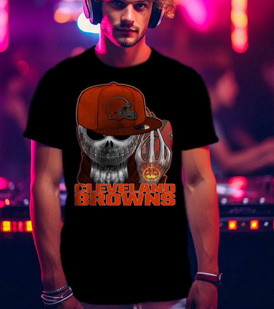 Jackskull CLEVELAND BROWNS Skull In Hat And Glowing Pumpkin Football T-Shirt