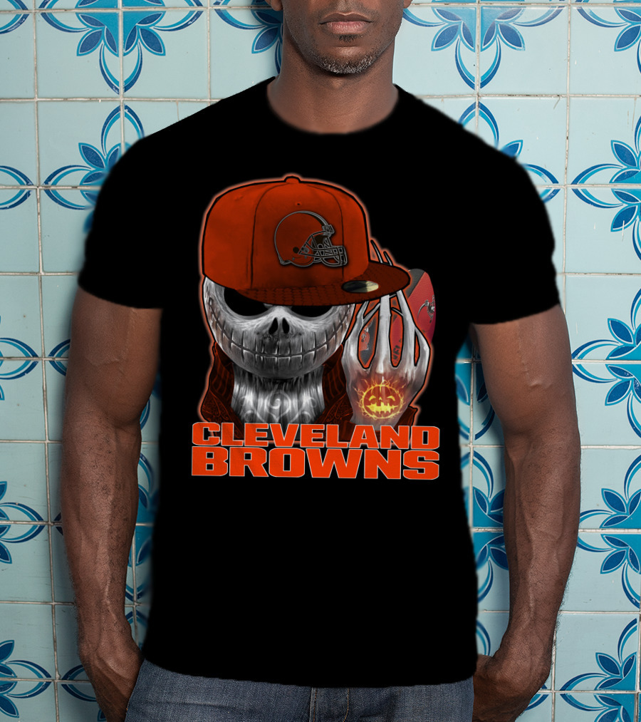 Jackskull CLEVELAND BROWNS Skull In Hat And Glowing Pumpkin Football T-Shirt