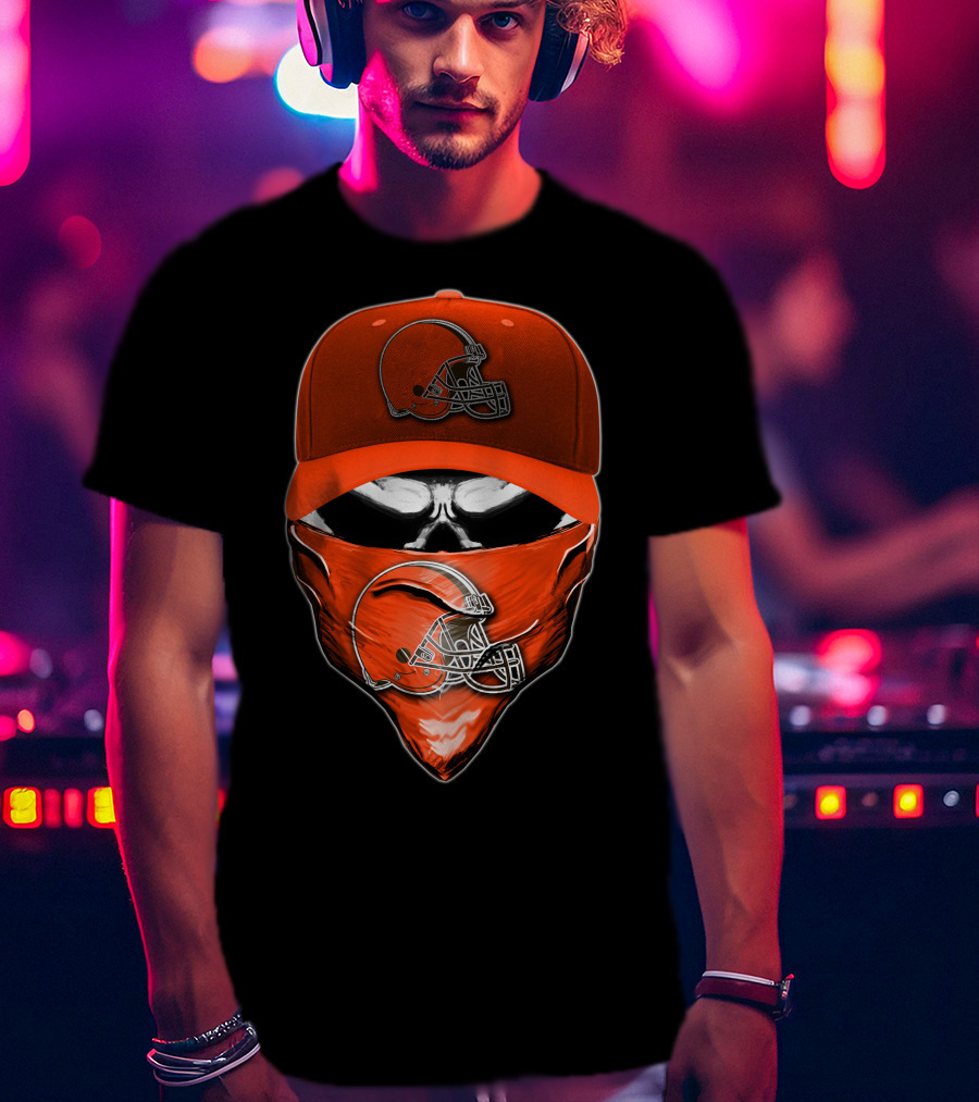 Skull Helmet Bandana CLEVELAND BROWNS Fan Gear T-Shirt