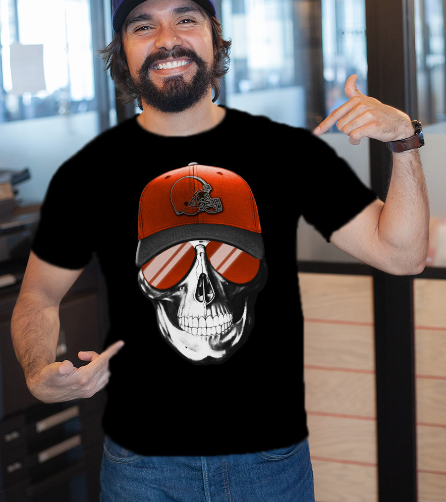 Skull With Cleveland Browns Helmet And Reflective Glasses T-Shirt
