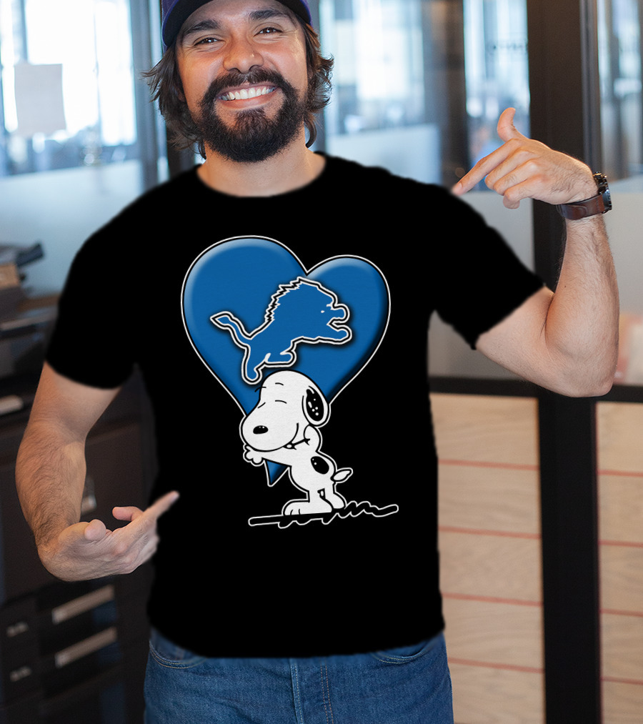Snoopy Hugging Heart Detroit Lions T-Shirt