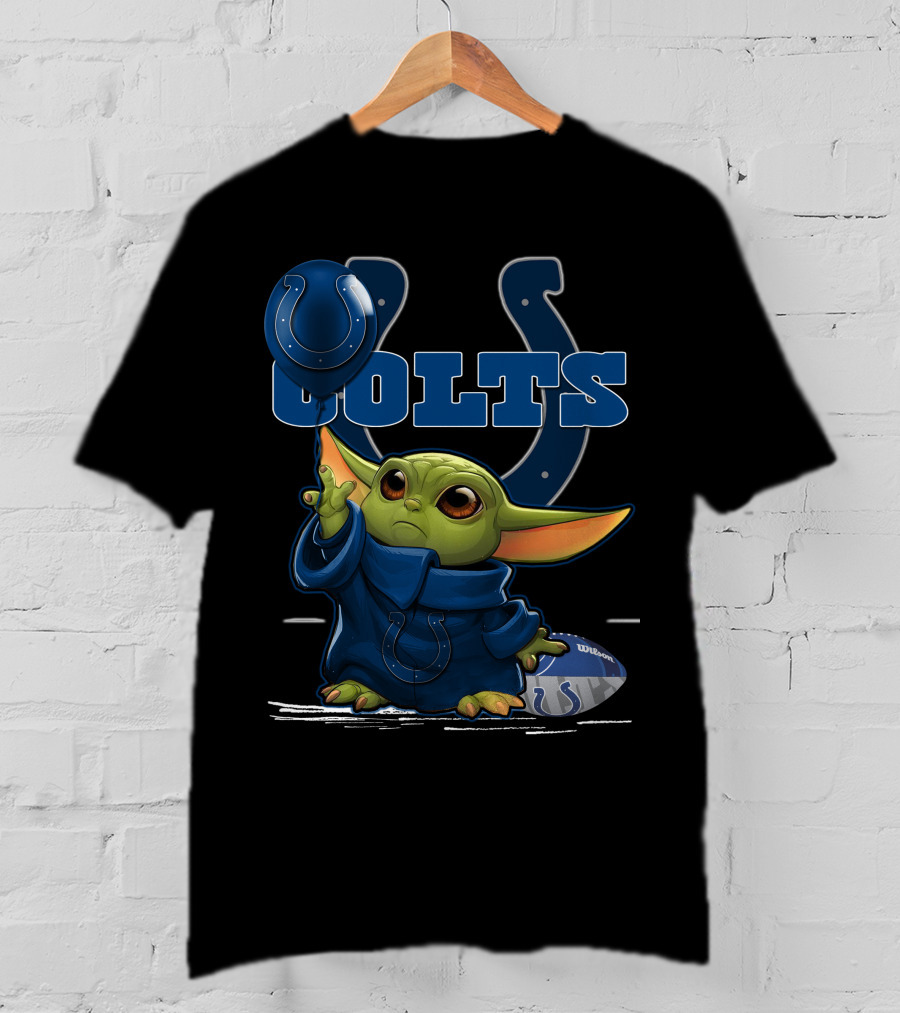 Yoda Holding Indianapolis Colts Helmet And Football T-Shirt