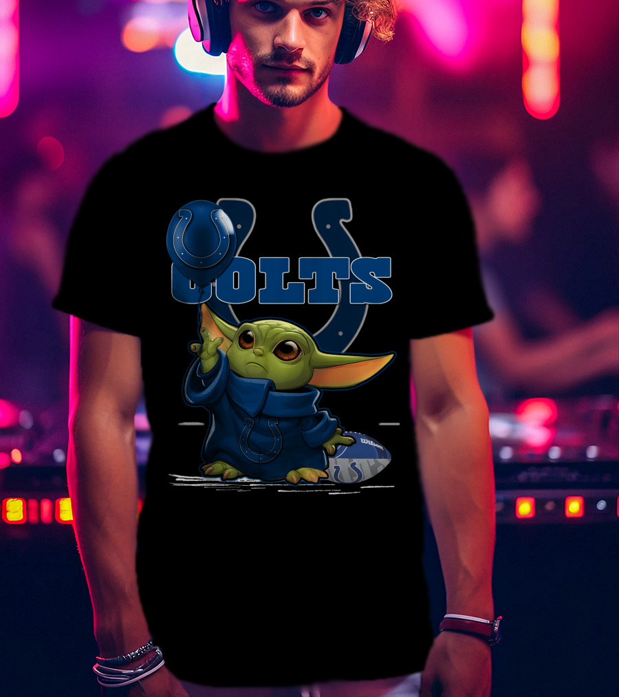 Yoda Holding Indianapolis Colts Helmet And Football T-Shirt