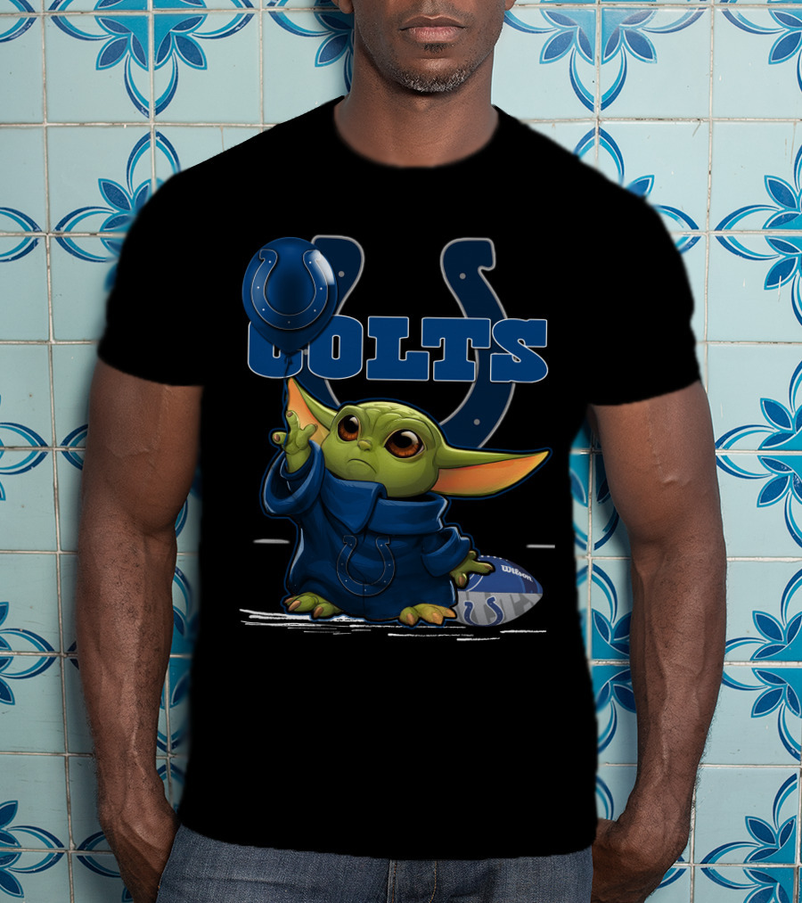 Yoda Holding Indianapolis Colts Helmet And Football T-Shirt