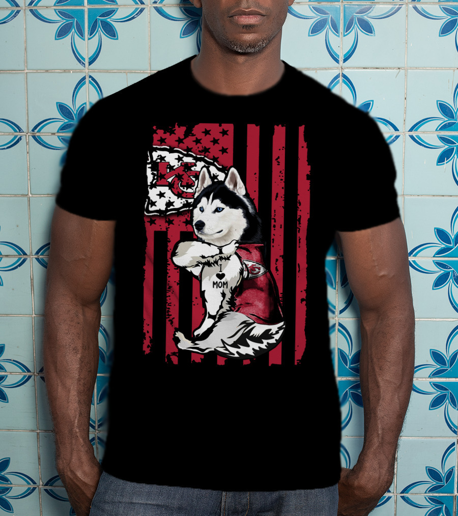 Siberian Husky Wearing Kansas City Chiefs Jersey With Flag Background Mom T-Shirt
