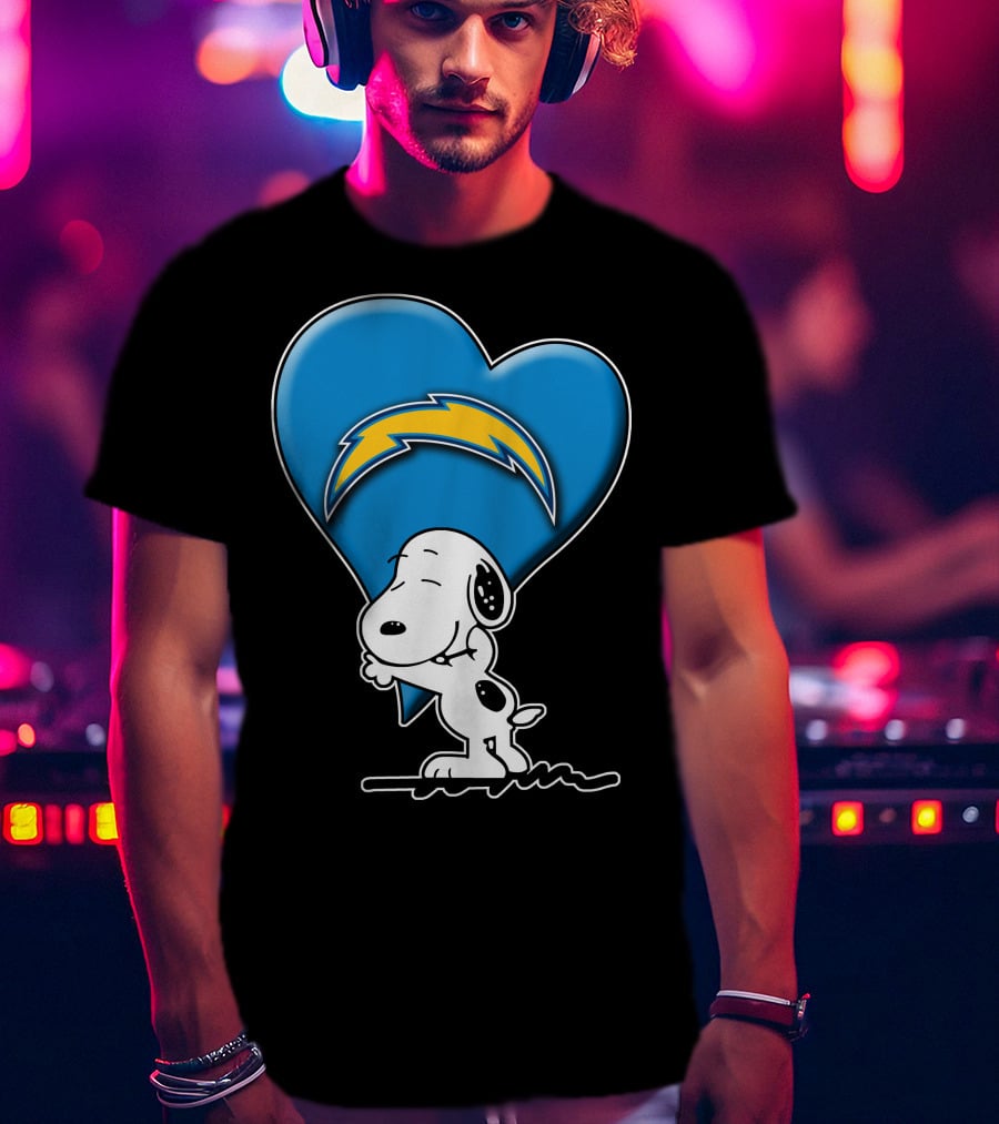 Snp V1 Los Angeles Chargers Snoopy Hugging Heart T-Shirt
