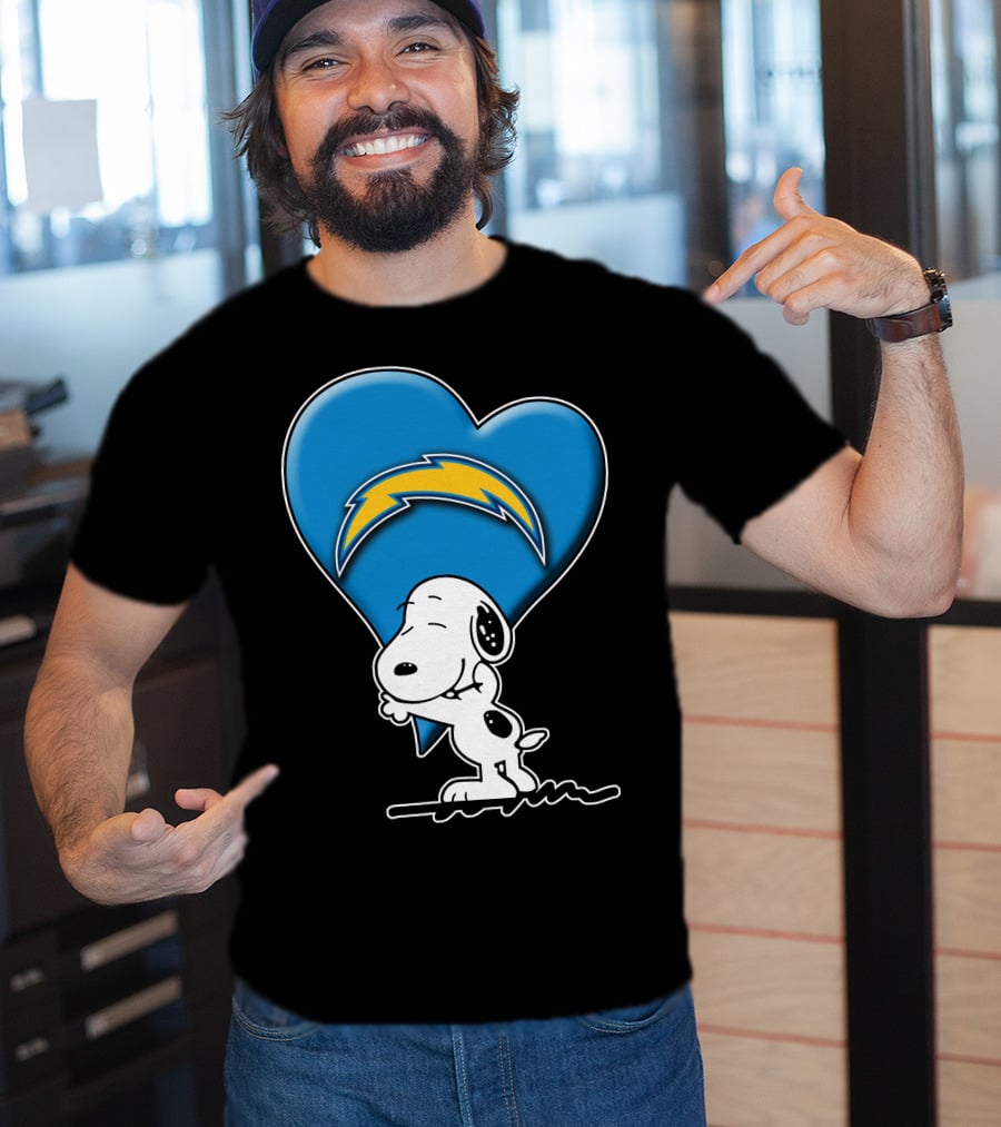 Snp V1 Los Angeles Chargers Snoopy Hugging Heart T-Shirt