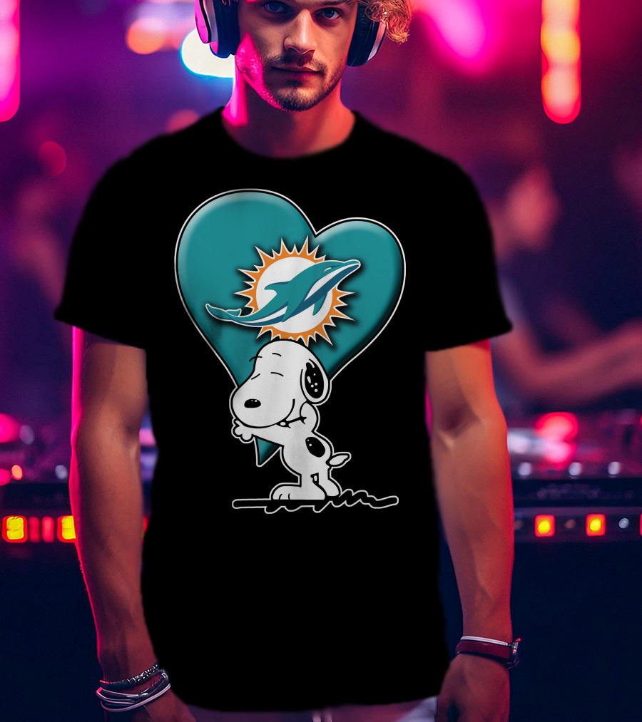 Snp V1 Snoopy Miami Dolphins Heart Hug T-Shirt