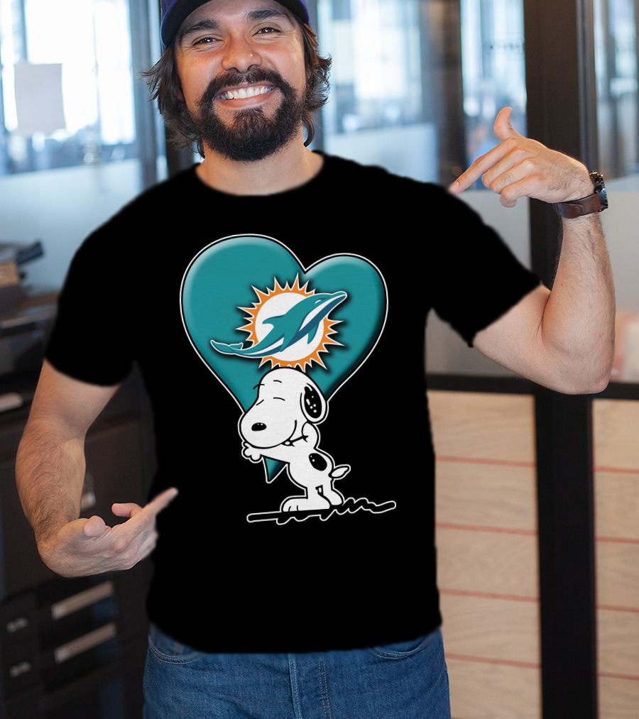 Snp V1 Snoopy Miami Dolphins Heart Hug T-Shirt