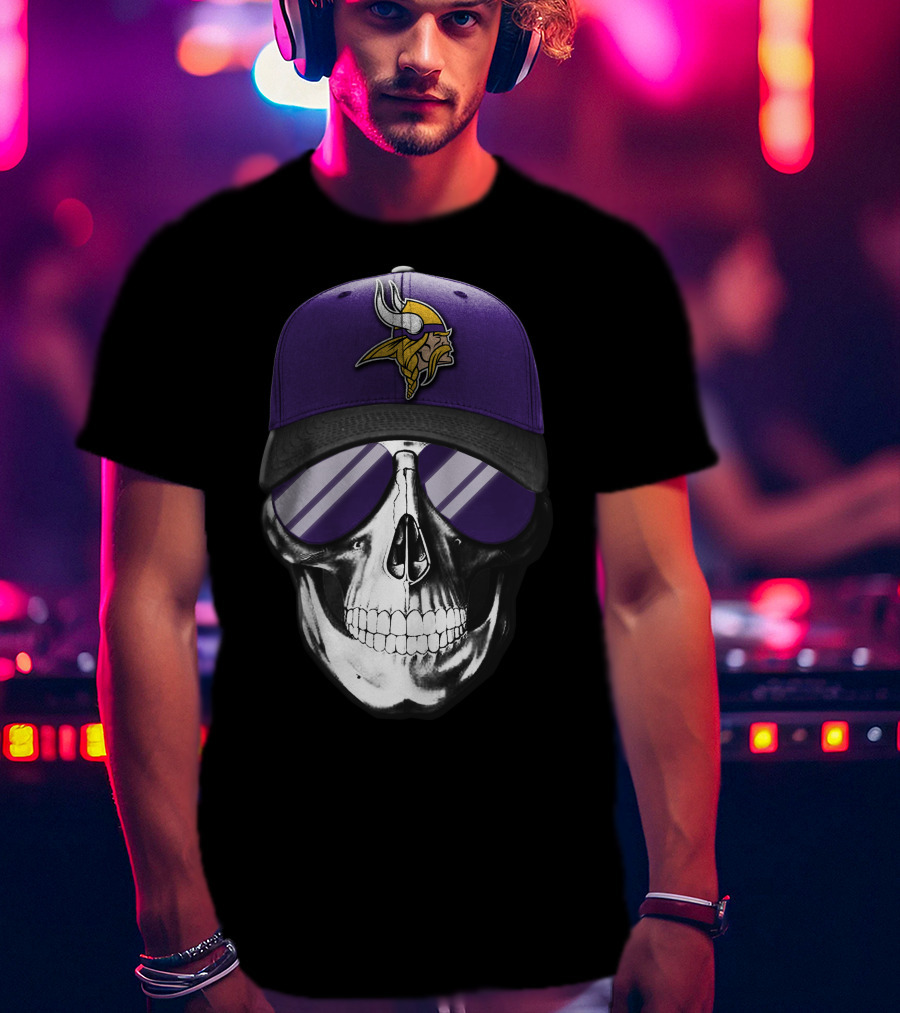 Minnesota Vikings Skull With Purple Hat T-Shirt