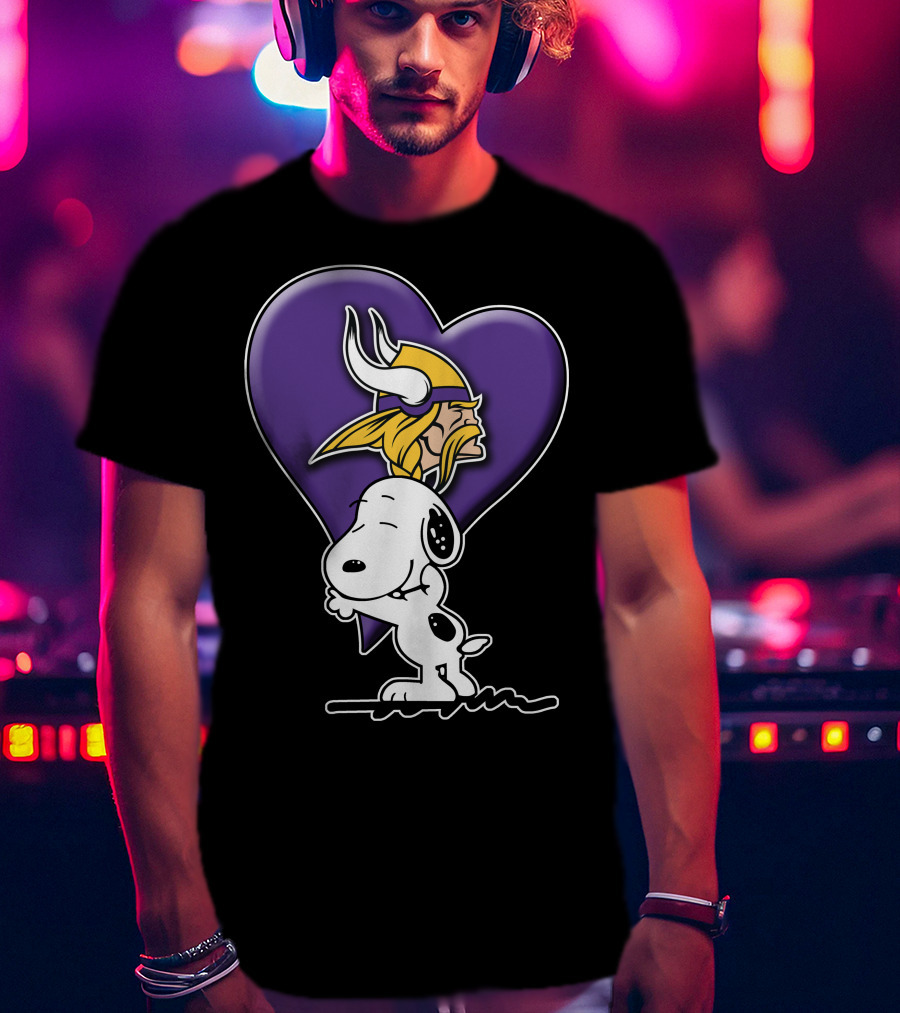 Snoopy Hugging Heart Minnesota Vikings T-Shirt