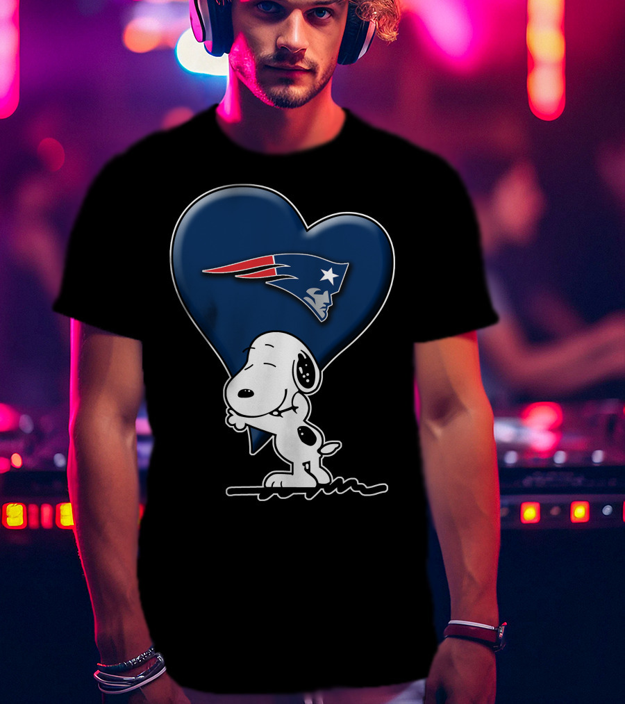 Snoopy Heart Hugging New England Patriots T-Shirt