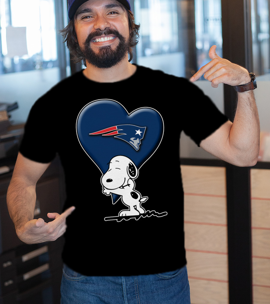 Snoopy Heart Hugging New England Patriots T-Shirt