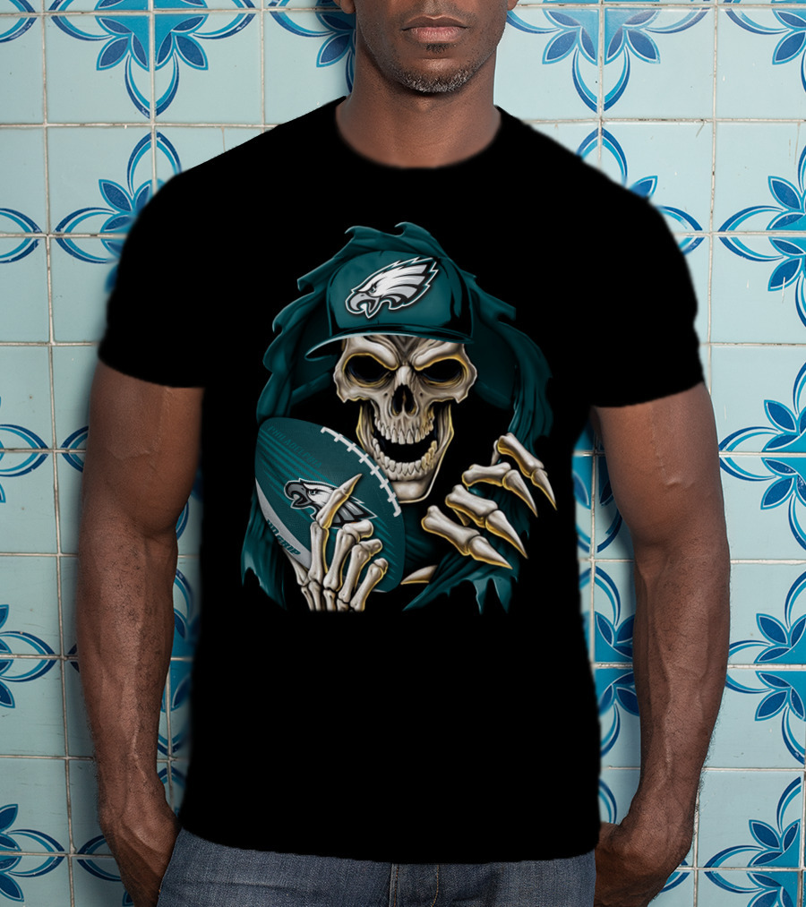 Philadelphia Eagles Skull Holding Football T-Shirt