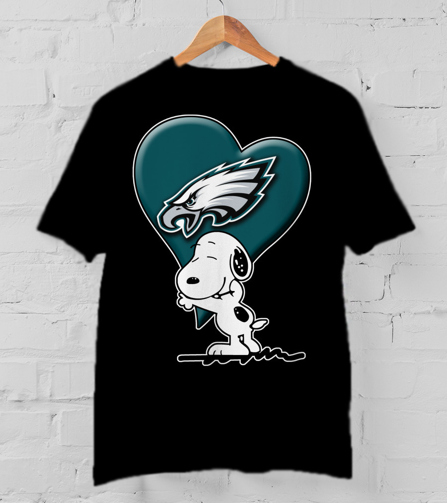 Snoopy Hugging Heart Philadelphia Eagles T-Shirt