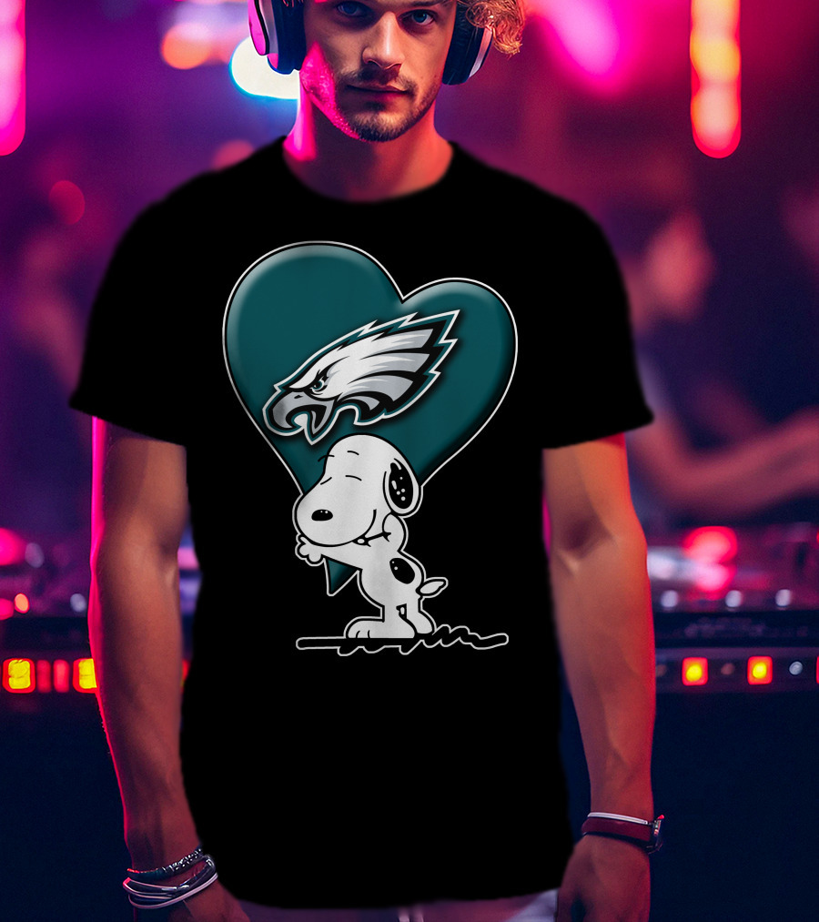Snoopy Hugging Heart Philadelphia Eagles T-Shirt