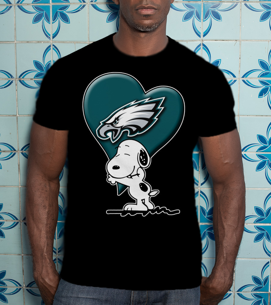 Snoopy Hugging Heart Philadelphia Eagles T-Shirt