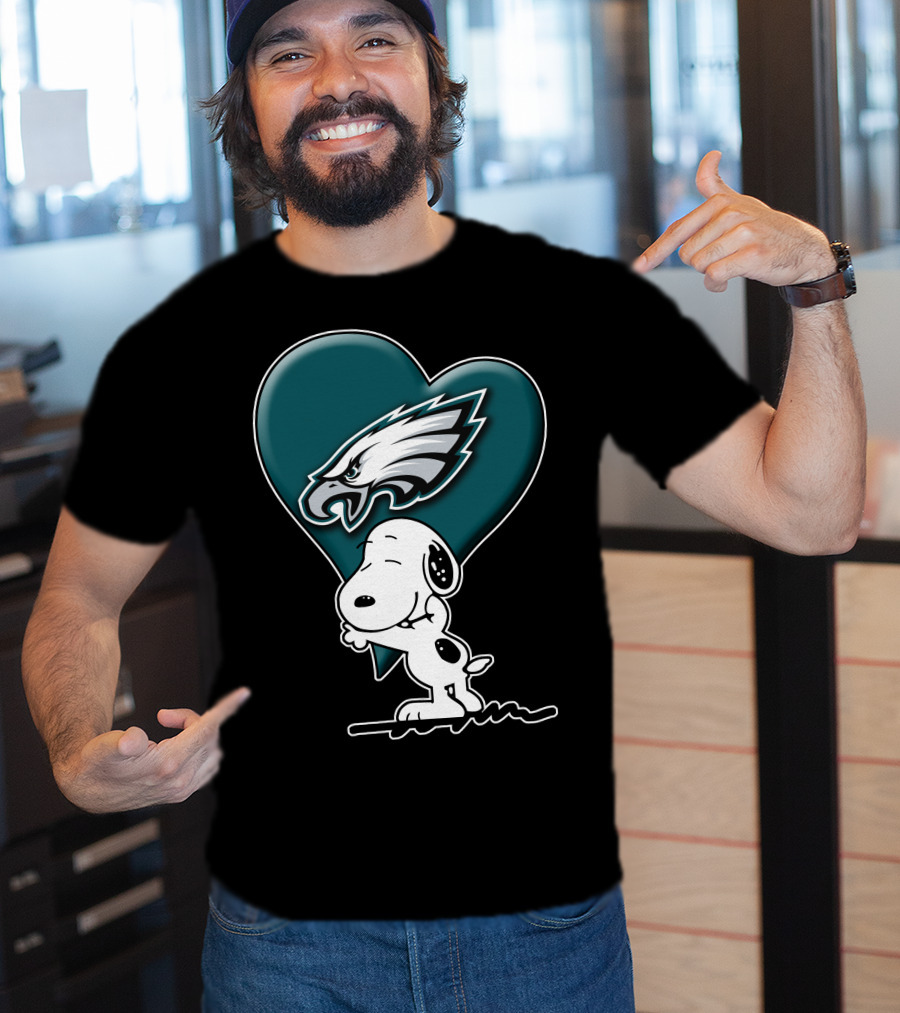 Snoopy Hugging Heart Philadelphia Eagles T-Shirt