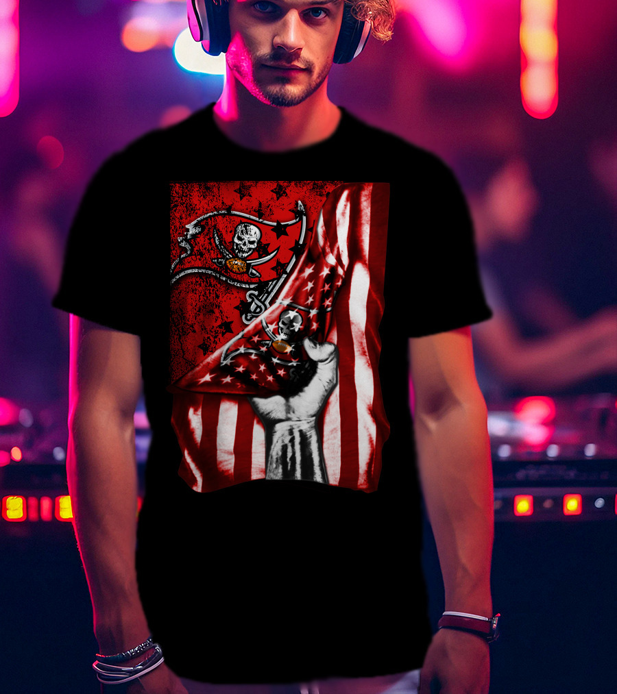 Tampa Bay Buccaneers Flag With Skull And Crossbones T-Shirt
