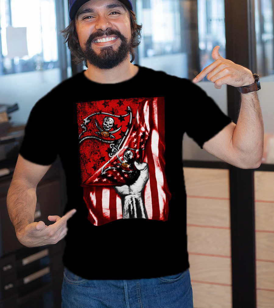 Tampa Bay Buccaneers Flag With Skull And Crossbones T-Shirt