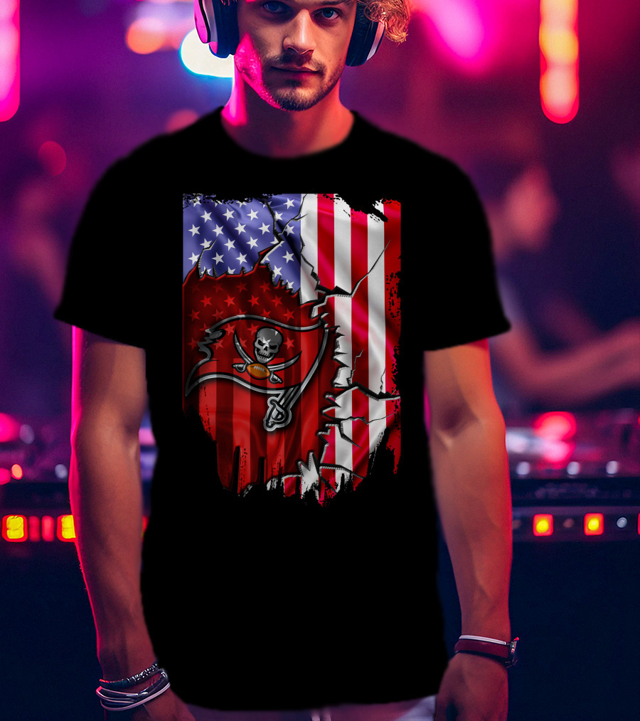 Flag V2 Tampa Bay Buccaneers American Flag Skull And Crossbones Football T-Shirt