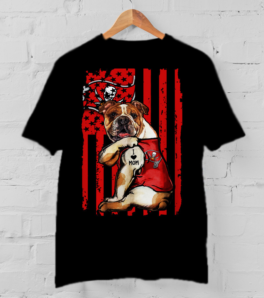 Bulldog I Love Mom Tampa Bay Buccaneers Flag Background T-Shirt