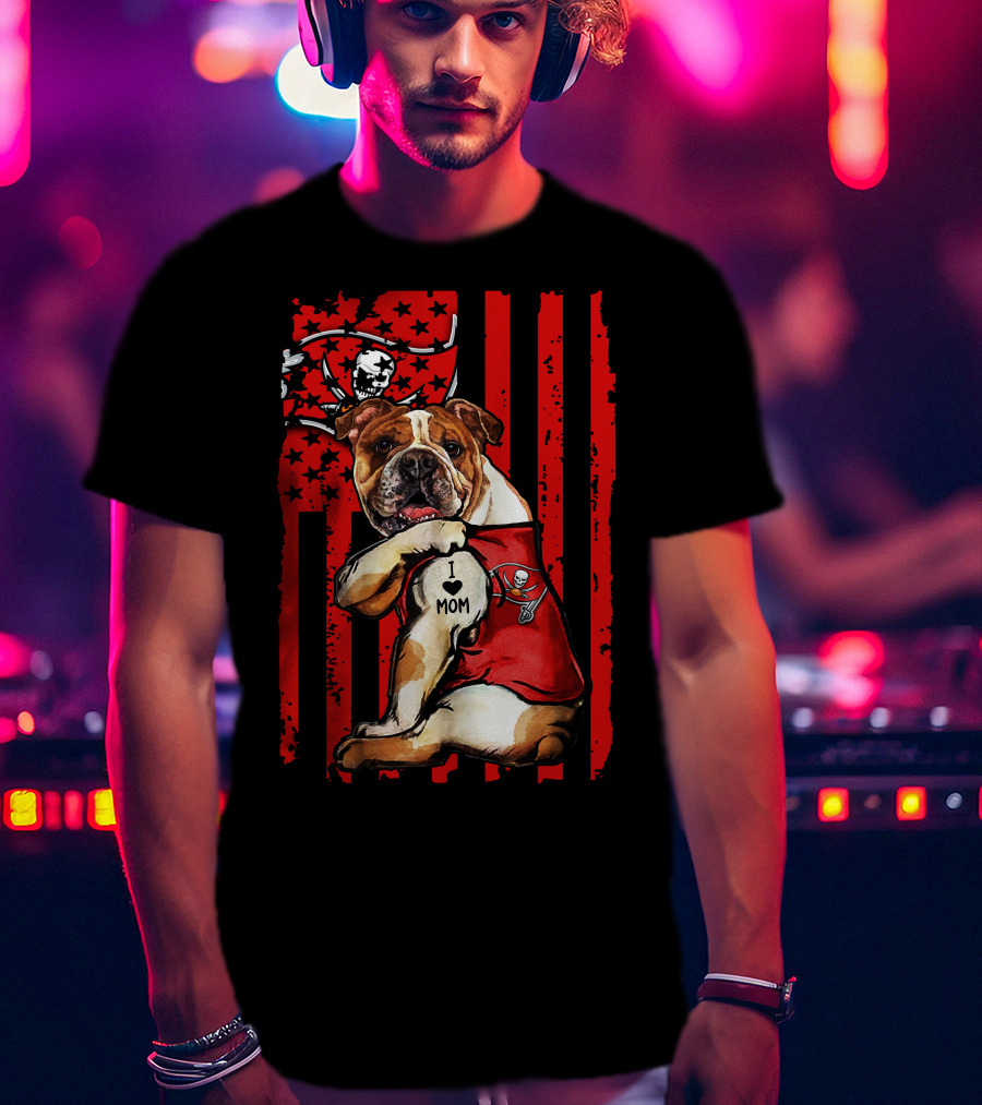 Bulldog I Love Mom Tampa Bay Buccaneers Flag Background T-Shirt